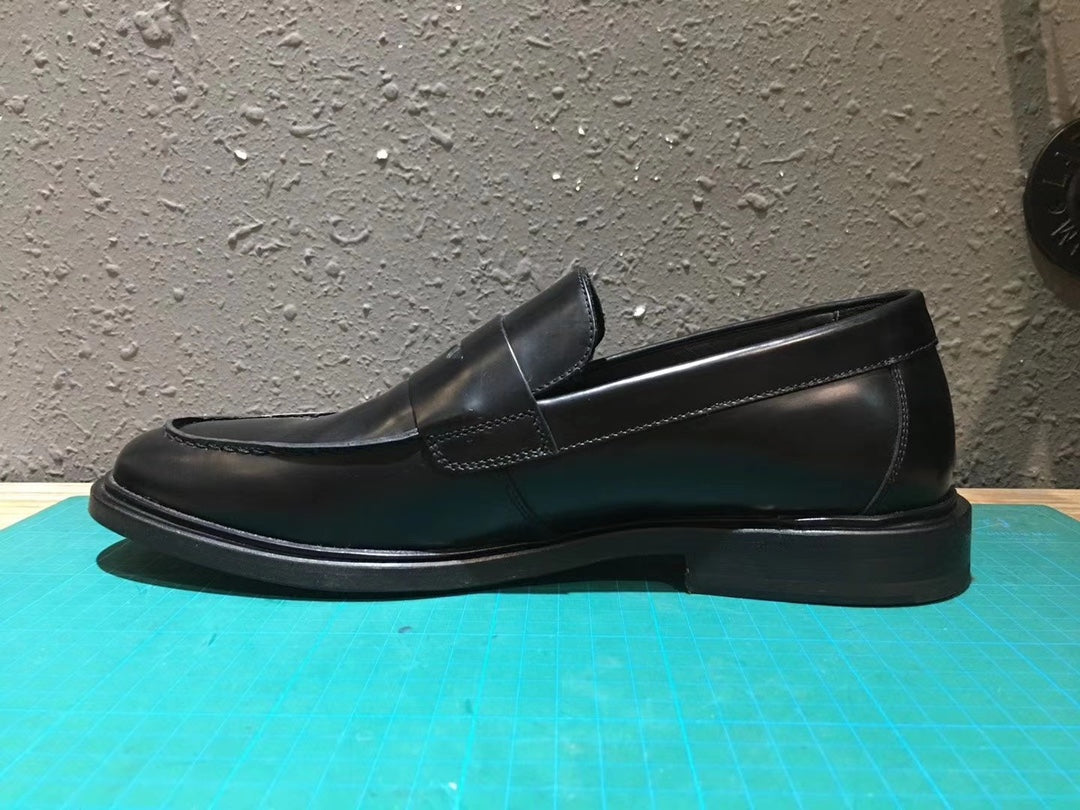 Common Projects Leather Loafer in Black, 2225-7547: black leather loafer pair
